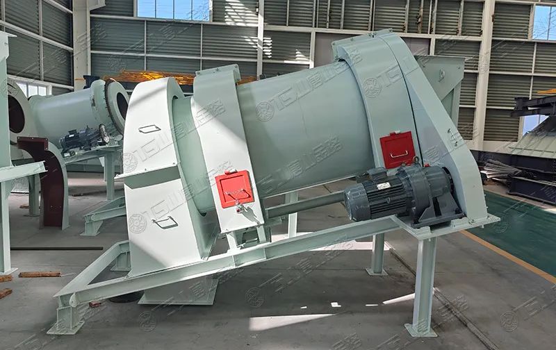 機(jī)制砂防離析、防揚(yáng)塵，有經(jīng)驗(yàn)的砂廠都在用加濕拌和機(jī)